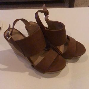 Gently used brown apt 9 wedge. No box